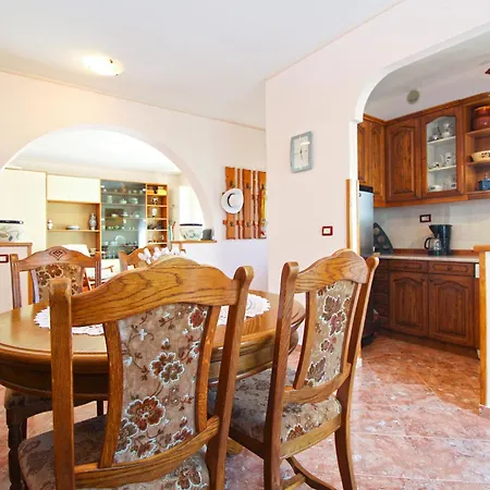 Ljiljana 2348 Apartman Póla