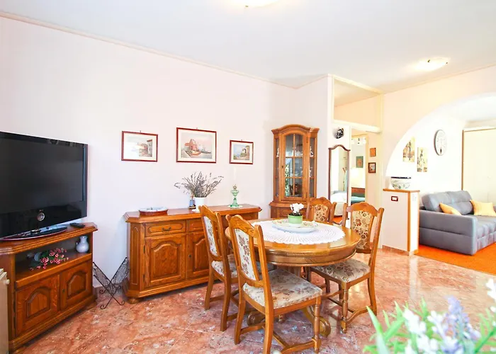 Ljiljana 2348 פולה