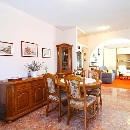 Ljiljana 2348 * Pula